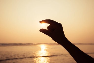 Gün batımı parlayan el parmaklarında yakaladı 