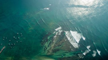 Deniz kenarı kırma deniz dalgasının havadan görünümü