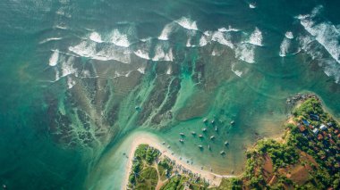 Balıkçı tekneleri Coast ile güzel deniz manzarası havadan görünümü