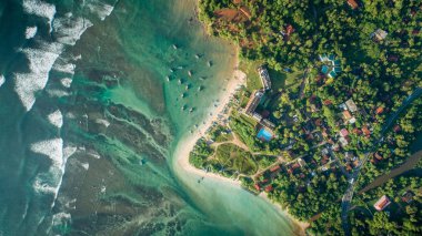 Balıkçı tekneleri Coast ile güzel deniz manzarası havadan görünümü