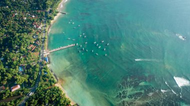 Tropikal kıyı şeridi ve balıkçı köyünün güzel havadan görünümü