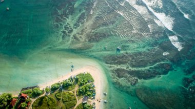 Balıkçı tekneleri Coast ile güzel deniz manzarası havadan görünümü