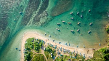 Balıkçı tekneleri Coast ile güzel deniz manzarası havadan görünümü