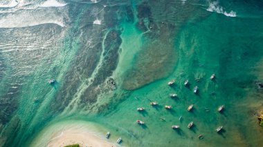 Balıkçı tekneleri Coast ile güzel deniz manzarası havadan görünümü