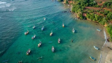 Balıkçı tekneleri Coast ile güzel deniz manzarası havadan görünümü