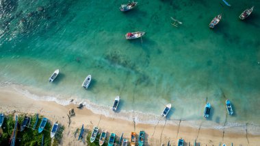 Balıkçı tekneleri Coast ile güzel deniz manzarası havadan görünümü