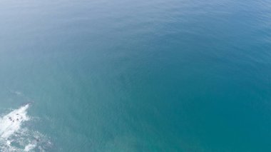 Deniz dalga yüzey dron havadan görünümü