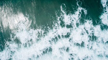 Deniz dalga yüzey dron havadan görünümü