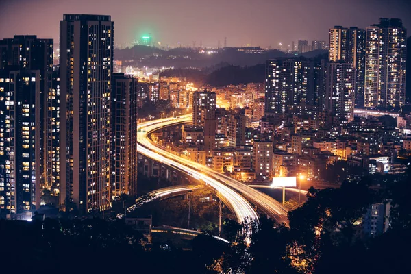 Movendo Carros Com Luz Embaçada Através Cidade Noite — Fotografia de Stock