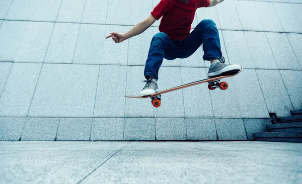 Giovane Skateboarder Facendo Ollie Città — Foto Stock