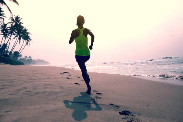 Koncepcja Fitness Zdrowego Stylu Życia Młoda Kobieta Działa Tropikalnej Plaży — Zdjęcie stockowe