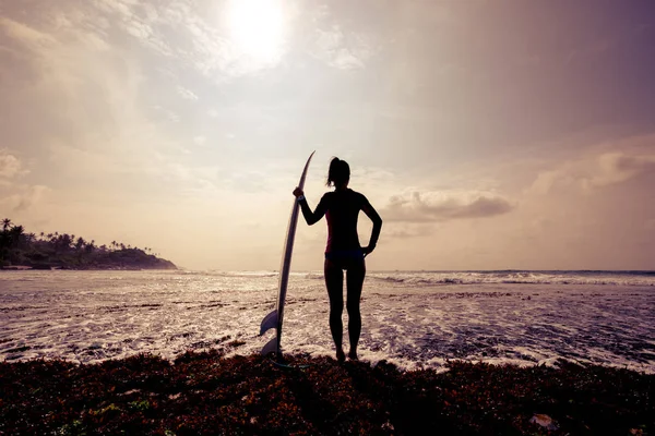 Achteraanzicht Van Jonge Vrouw Surfer Met Witte Surfboard Een Strand — Stockfoto