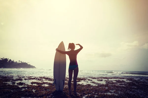 Οπίσθια Όψη Του Surfer Νεαρή Γυναίκα Λευκό Ιστιοσανίδα Μια Παραλία — Φωτογραφία Αρχείου