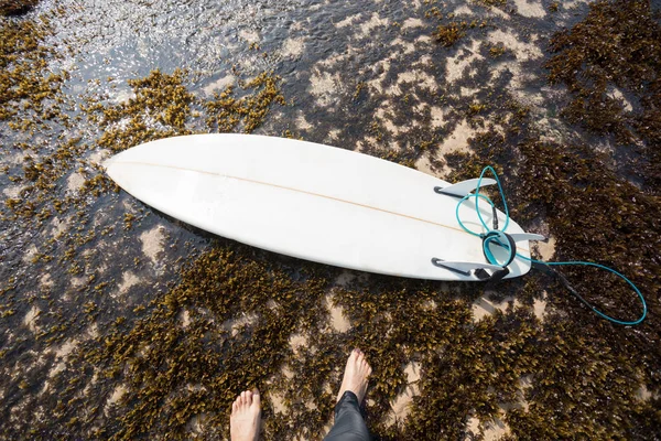 Weiße Surfbretter Und Surferbeine Strand — Stockfoto