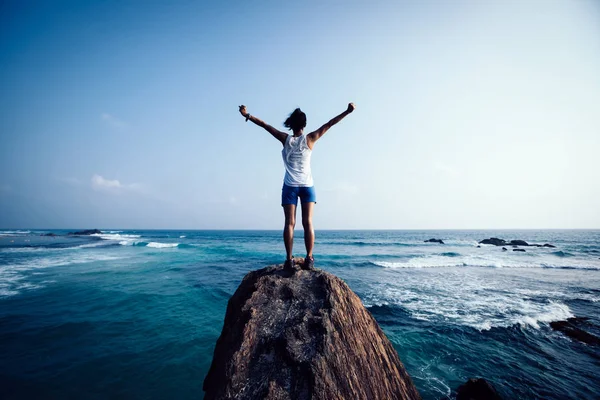 Freiheit Junge Frau Mit Ausgestreckten Armen Steht Auf Felsen Meer — Stockfoto
