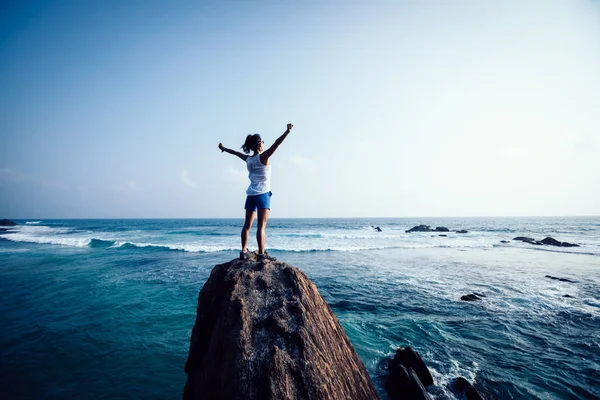 Frihet Ung Kvinna Med Utsträckta Armar Står Seaside Rock — Stockfoto