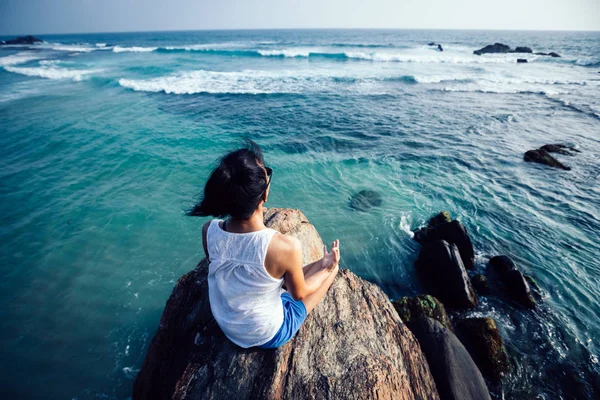 Mujer Joven Meditando Borde Del Acantilado Roca Junto Mar — Foto de Stock