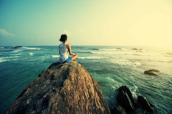 Wanita Muda Bermeditasi Tepi Tebing Batu Tepi Pantai — Stok Foto