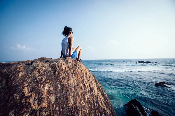 Mujer Joven Sentada Borde Del Acantilado Roca Junto Mar Mirando — Foto de Stock