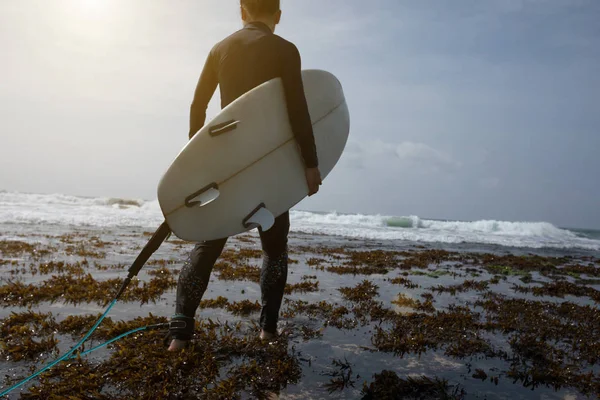 Surferin Mit Surfbrett Auf Riff Meer — Stockfoto