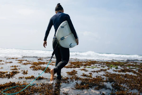 Woman Surfer Surfboard Walking Seaside Mossy Reefs — Stock Photo, Image