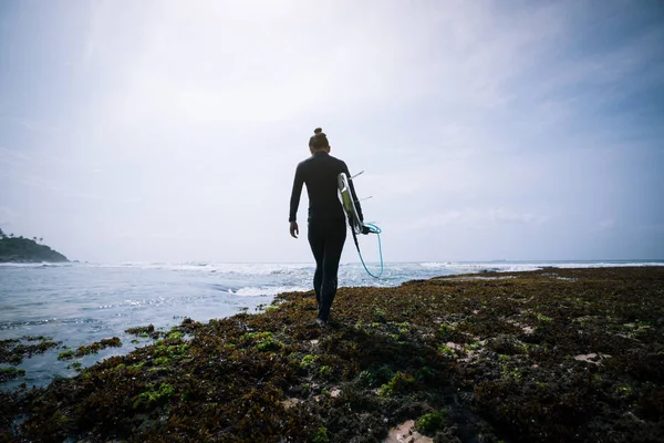 Vrouw Surfer Met Surfboard Lopen Zee Mossy Riffen — Stockfoto