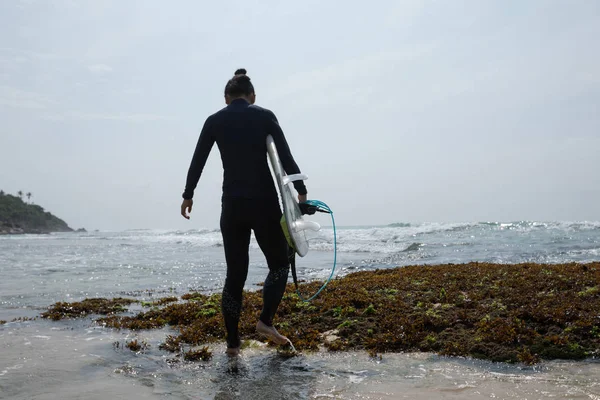Surferin Mit Surfbrett Auf Riff Meer — Stockfoto