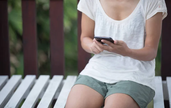 Donna Che Utilizza Telefono Cellulare Seduto Sulla Sedia Sdraio — Foto Stock