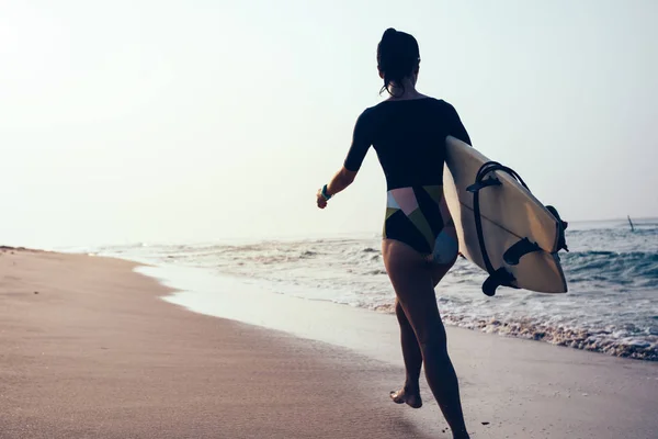 Surfista Mulher Com Prancha Andando Praia Tropical — Fotografia de Stock