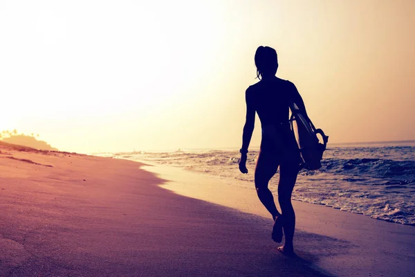 Surfer Kobieta Deski Surfingowej Chodzenie Tropikalnej Plaży — Zdjęcie stockowe