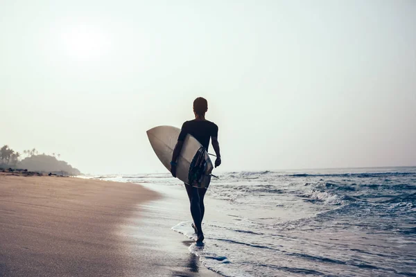 Surferin Mit Surfbrett Tropischen Strand — Stockfoto