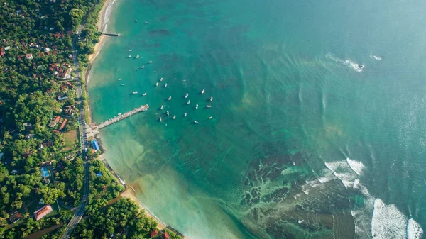 熱帯の海岸線と漁師の村の美しい空撮 — ストック写真