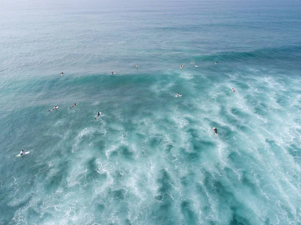 Vue Dessus Drone Nombreux Surfeurs Attendant Attraper Prochaine Vague Pendant — Photo