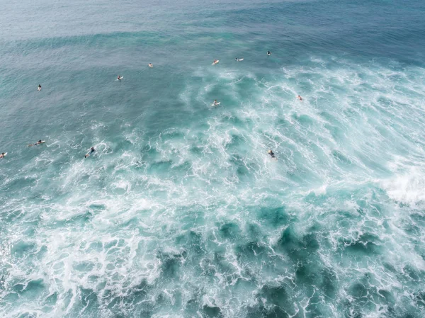 Top View Από Drone Του Πολλούς Surfers Που Περιμένουν Πιάσει — Φωτογραφία Αρχείου