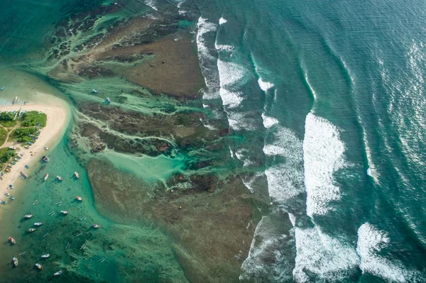 Vista Aérea Bela Costa Tropical Com Ondas Mar Quebrando Costa — Fotografia de Stock