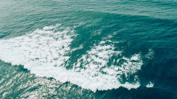 Surfer Kvinna Hög Våg Havet — Stockfoto