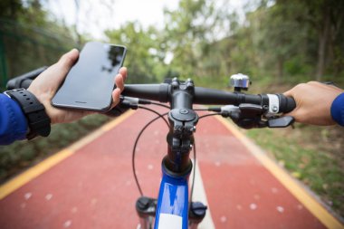 Navigasyon bisiklet orman iz üzerinde süre için smartphone app kullanarak bisikletçi