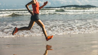 plajda çalışan genç fitness kadın runner