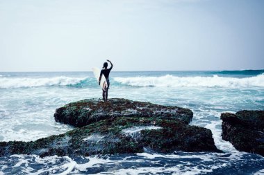 Kadın sörfçü büyük dalgalar sörf sörf going ile