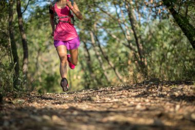 Orman iz çalışan genç kadın iz runner