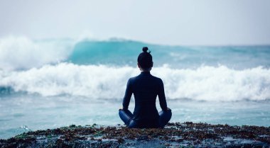 Genç kadın karşı karşıya gelen dalgalar güçlü deniz sahil uçurumun kenarında meditasyon