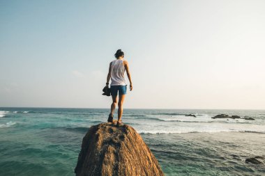 Sahil, uçurumun kenarında duran cesur kadın 