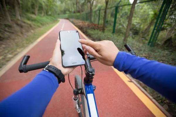 Navigasyon bisiklet orman iz üzerinde süre için smartphone app kullanarak bisikletçi