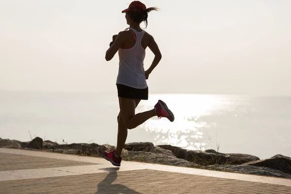 Deportista Fitness Corriendo Costa Soleada —  Fotos de Stock