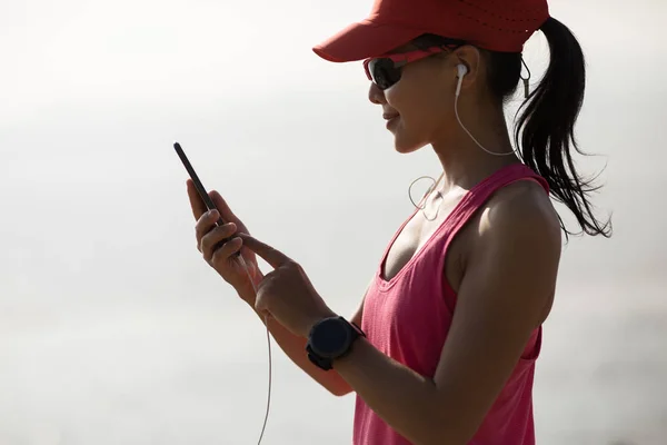 Fitness Sportovkyně Poslech Hudby Mobilním Telefonem Slunečné Pobřeží — Stock fotografie