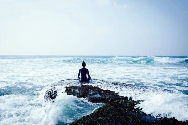 Junge Frau Meditiert Der Steilküste Des Meeres Mit Blick Auf — Stockfoto