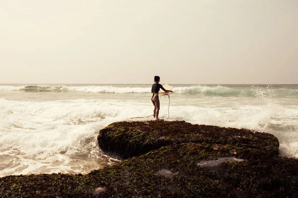 Mujer Surfista Con Tabla Surf Surfear Las Grandes Olas — Foto de Stock