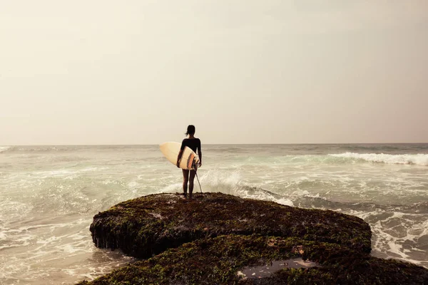 Mujer Surfista Con Tabla Surf Surfear Las Grandes Olas — Foto de Stock