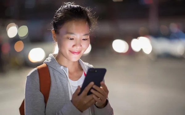 Frumoasă Femeie Asiatică Folosind Telefonul Mobil Fundalul Luminos Orașului Noapte — Fotografie, imagine de stoc