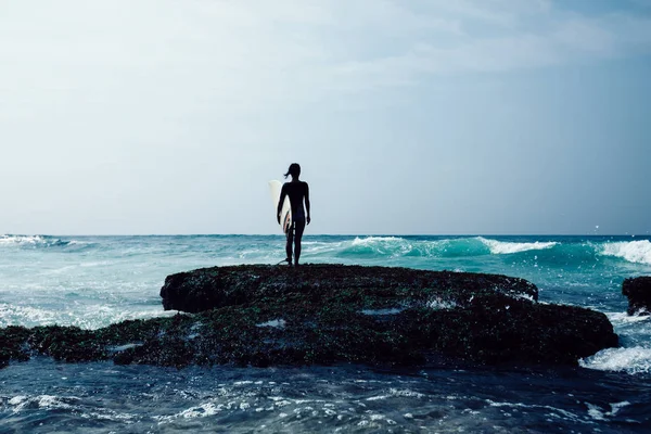 Surferin Mit Surfbrett Auf Den Großen Wellen — Stockfoto